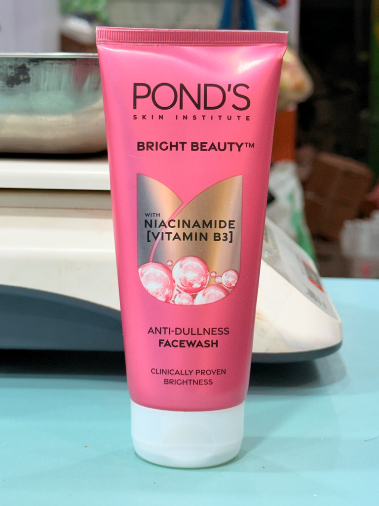 POND's Bright Beauty Infused with vitamin B3 & Niacinamide for Anti Dullness & glass skin shine Face Wash  (200 g)